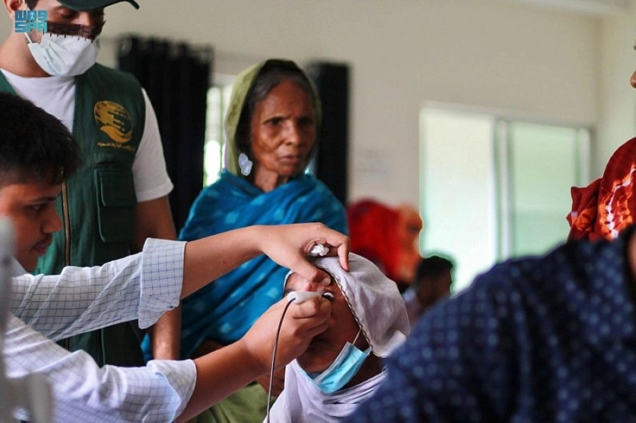 






الفريق الطبي يجري الكشف على بنجلاديشية         (واس)