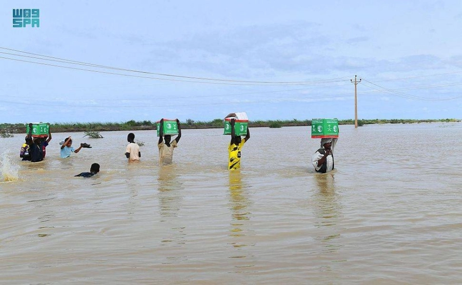






وصول المساعدات السعودية إلى قلب الفيضانات بالسودان                                                (واس)