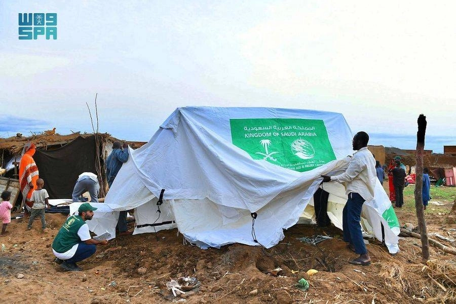 






‏‏متطوعون ينصبون خيمة لأسرة متضررة