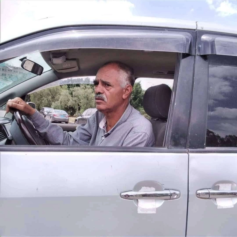 






الجامعي الحكيمي يعمل سائق تاكسي                                (مكة)