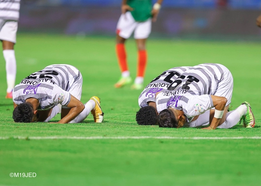 سجود لاعبي فريق الطائي