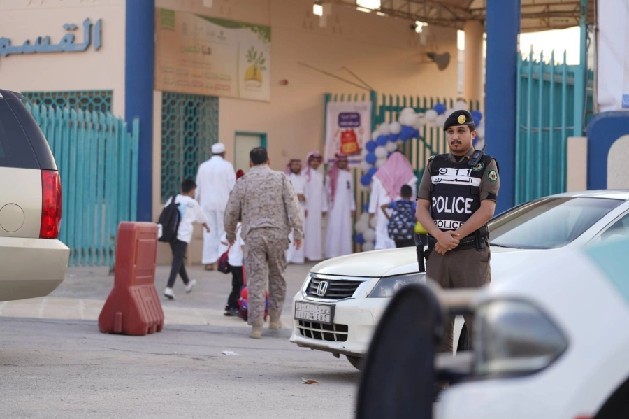 رجل مرور يتابع الحركة أمام إحدى المدارس (مكة)