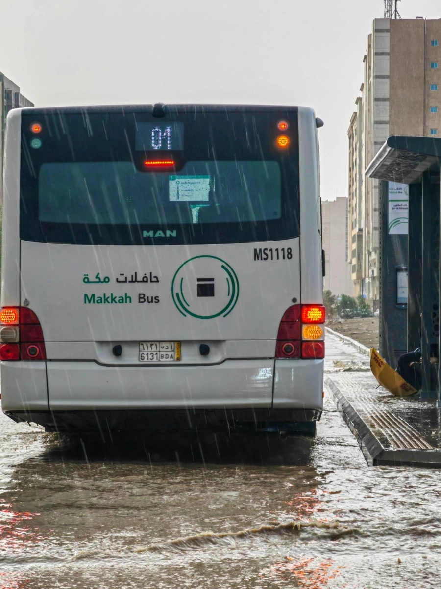 هطلت أمس أمطار على عدد من الأحياء في العاصمة المقدسة، من بينها العوالي وبطحاء قريش.
