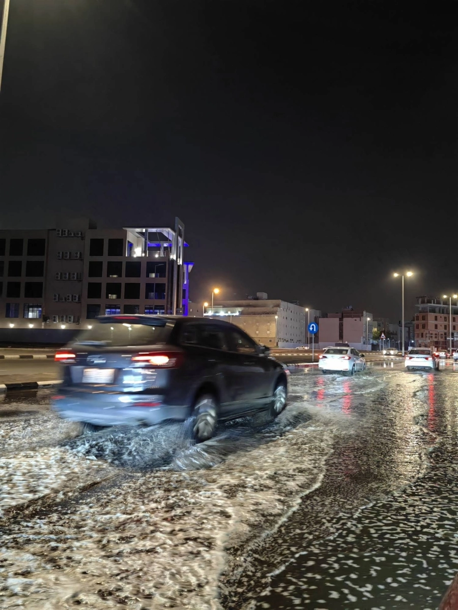 هطلت أمس أمطار على عدد من الأحياء في العاصمة المقدسة، من بينها العوالي وبطحاء قريش.
