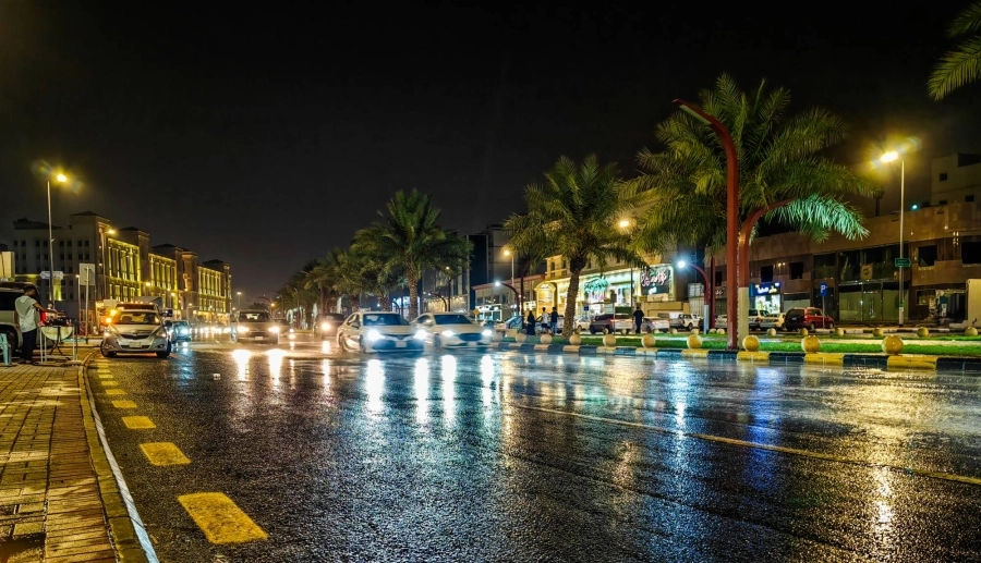 هطلت أمس أمطار على عدد من الأحياء في العاصمة المقدسة، من بينها العوالي وبطحاء قريش.
