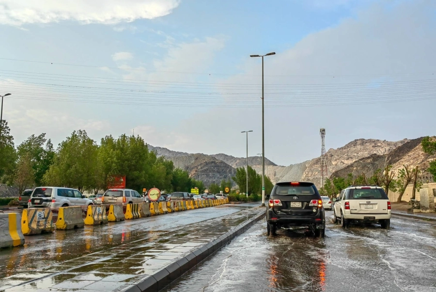 هطلت أمس أمطار على عدد من الأحياء في العاصمة المقدسة، من بينها العوالي وبطحاء قريش.
