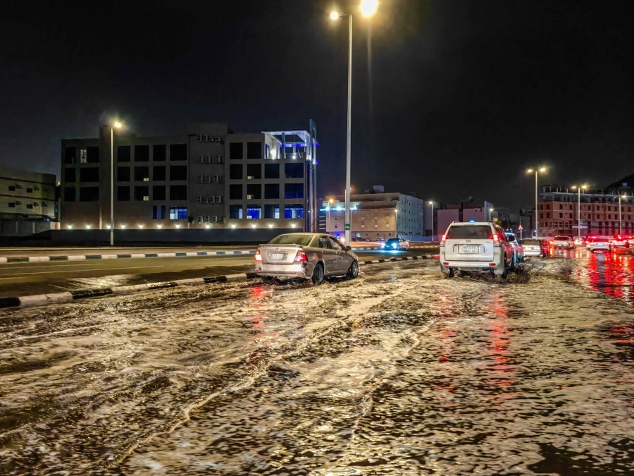 هطلت أمس أمطار على عدد من الأحياء في العاصمة المقدسة، من بينها العوالي وبطحاء قريش.
