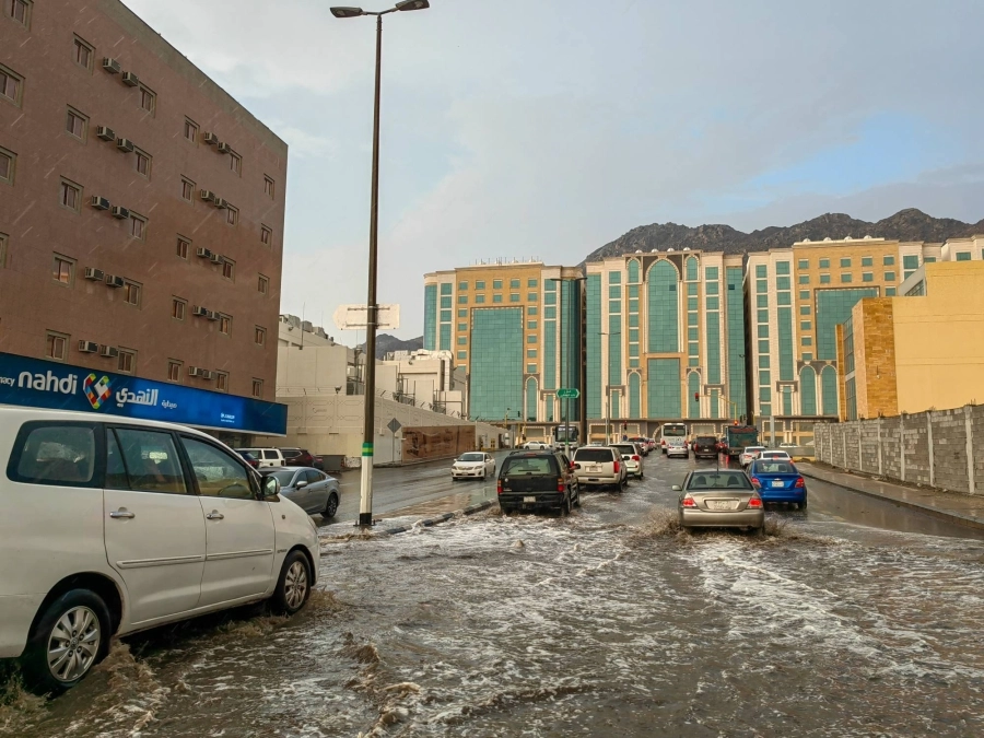 هطلت أمس أمطار على عدد من الأحياء في العاصمة المقدسة، من بينها العوالي وبطحاء قريش.
