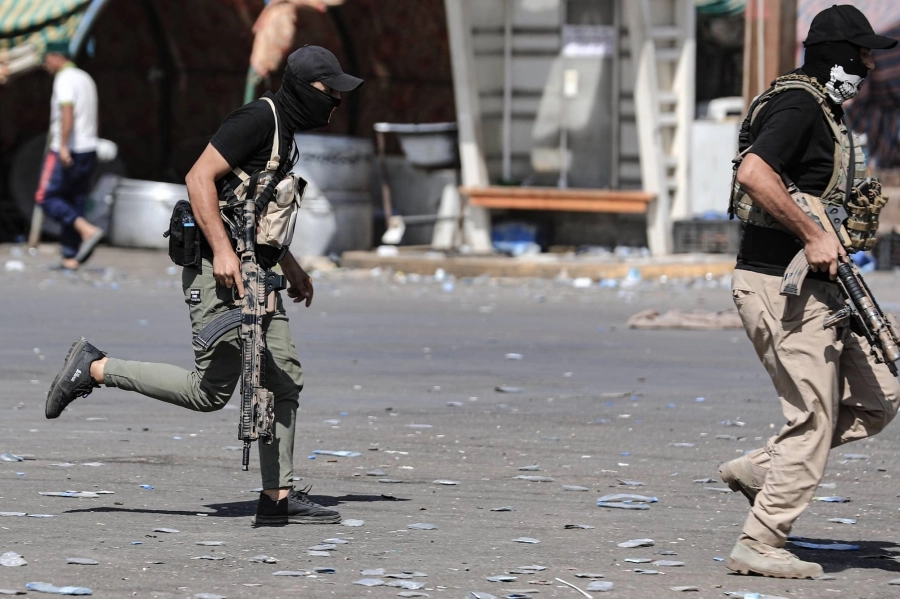 






عنصران من الأمن العراقي                (د ب أ)