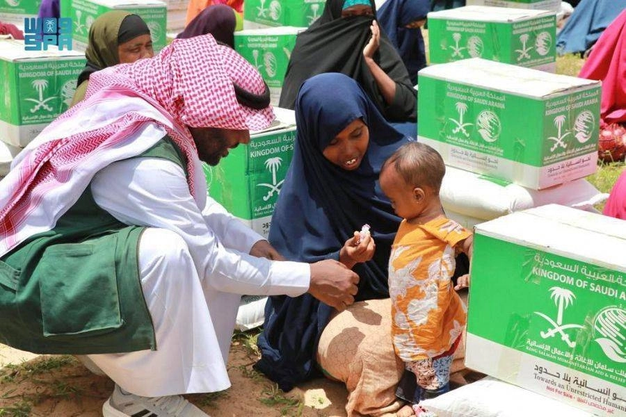 






متطوع من مركز الملك سلمان يطعم طفلا صوماليا