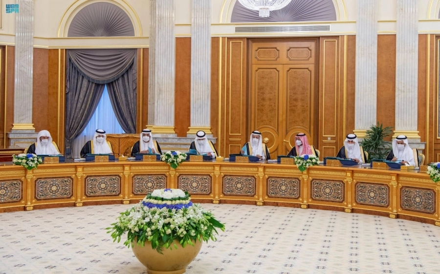 خادم الحرمين خلال ترؤسه جلسة مجلس الوزراء أمس (واس) 