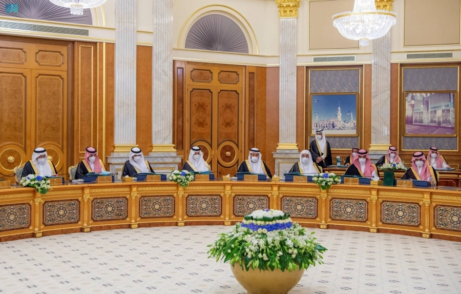 خادم الحرمين خلال ترؤسه جلسة مجلس الوزراء أمس (واس) 