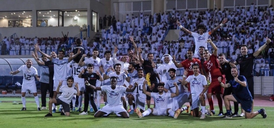 لاعبو الأخدود يحتفلون بالفوز على الأهلي