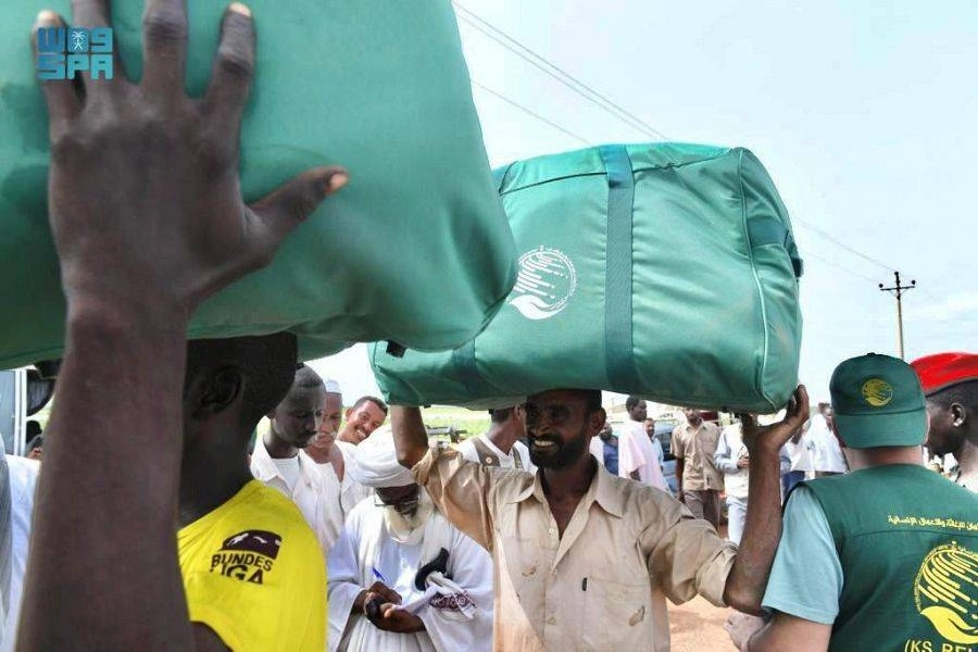 






أسرة سودانية تحمل سلة غذائية من مركز الملك سلمان للإغاثة