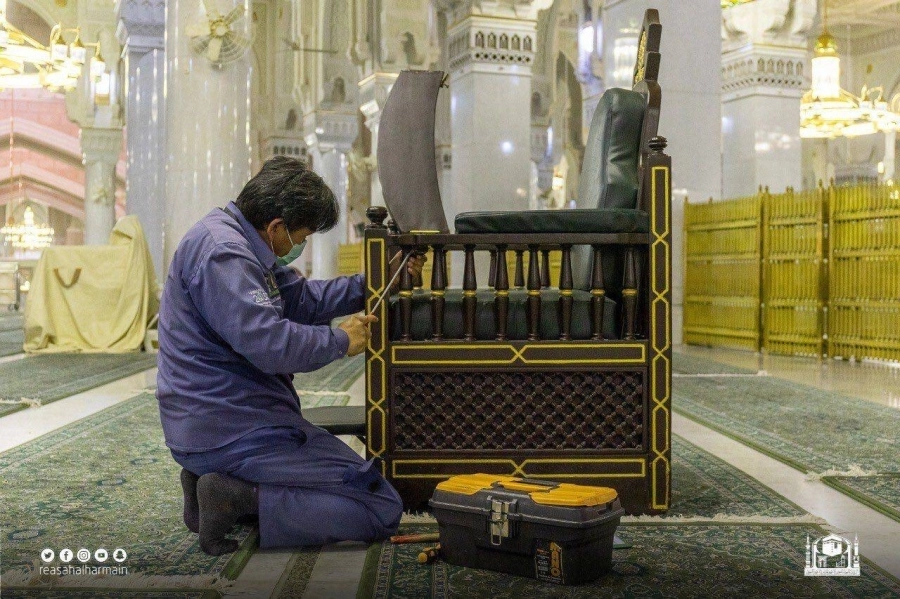 تهيئة كرسي أحد المشايخ في المسجد الحرام