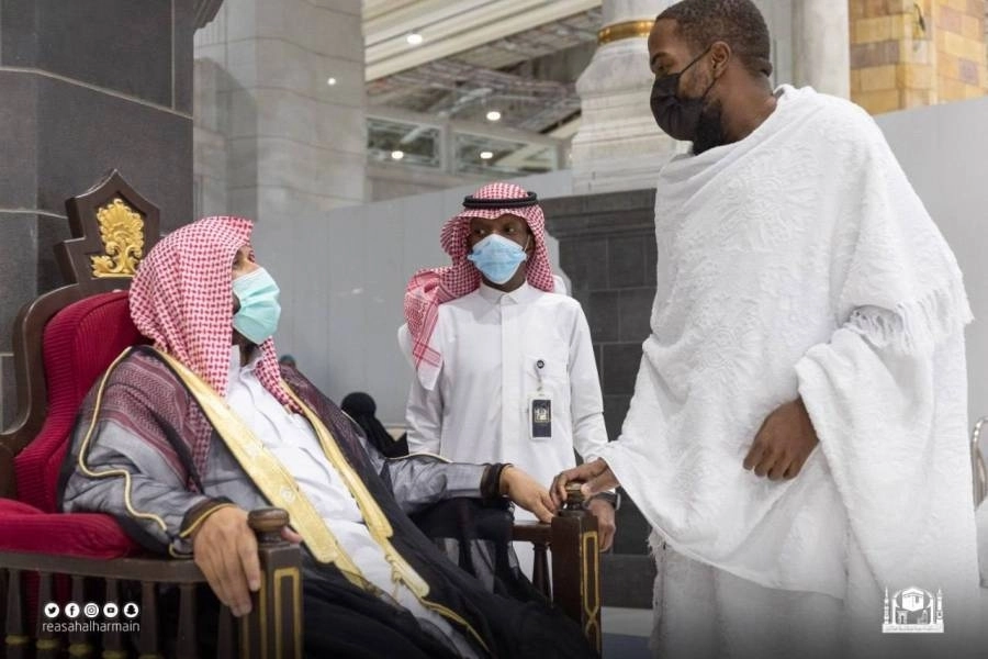 أحد المشايخ يجيب على سؤال لمعتمر