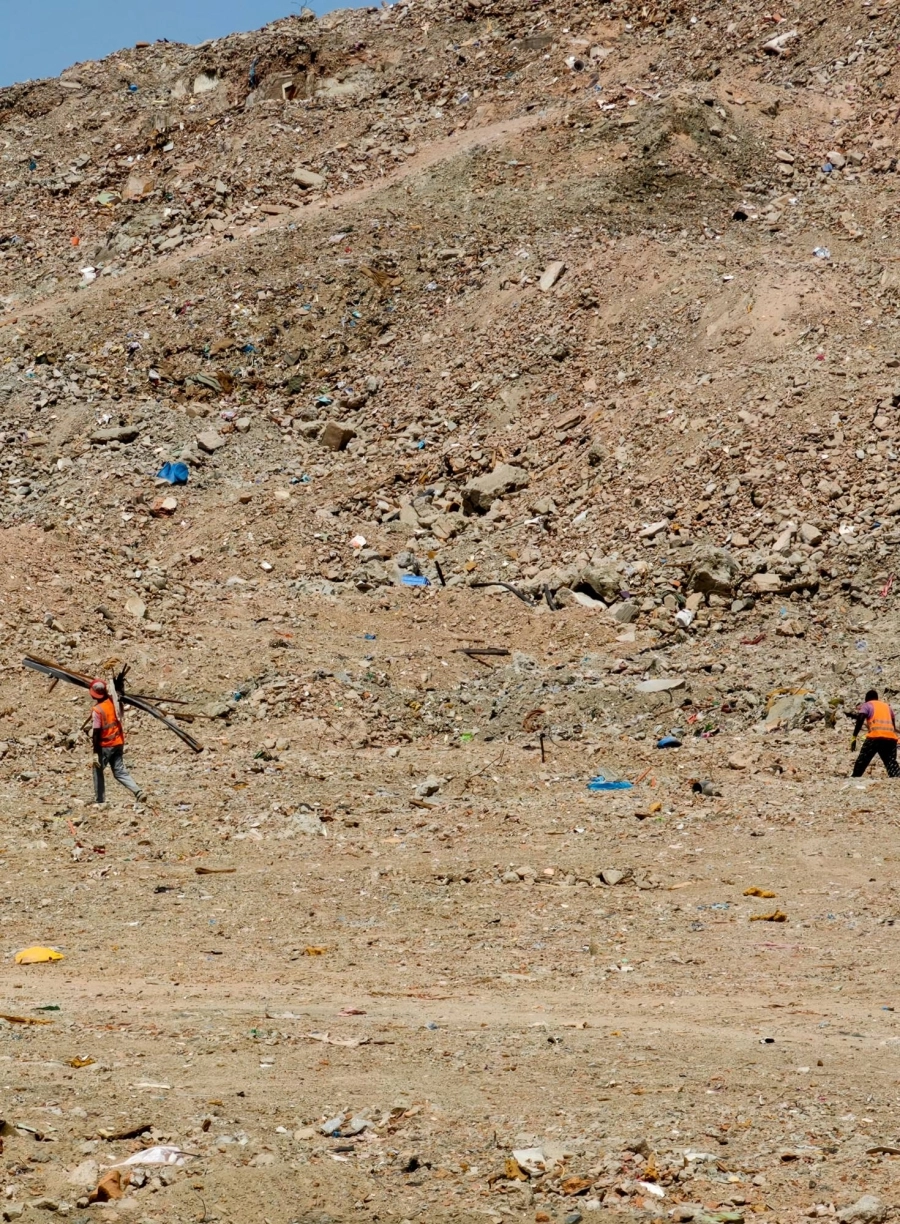 معدات وعمال يعملون على إزالة المخلفات من مكان «الهدد» في حي النكاسة بالعاصمة المقدسة، استعدادا لتجهيز الأرض والعمل عليها وتطويرها
