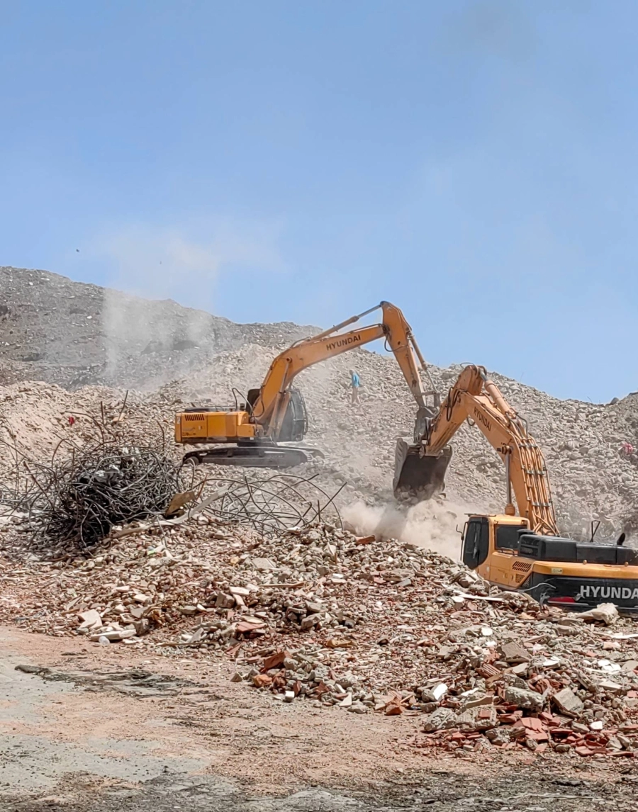 معدات وعمال يعملون على إزالة المخلفات من مكان «الهدد» في حي النكاسة بالعاصمة المقدسة، استعدادا لتجهيز الأرض والعمل عليها وتطويرها
