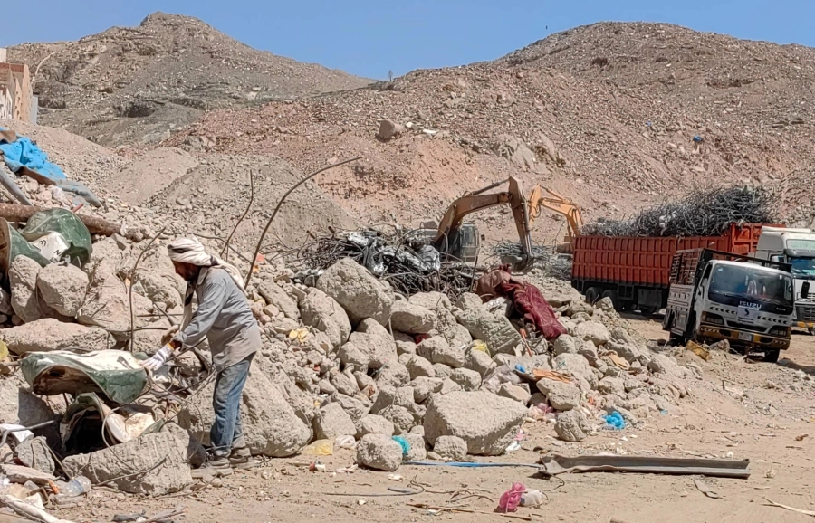 معدات وعمال يعملون على إزالة المخلفات من مكان «الهدد» في حي النكاسة بالعاصمة المقدسة، استعدادا لتجهيز الأرض والعمل عليها وتطويرها
