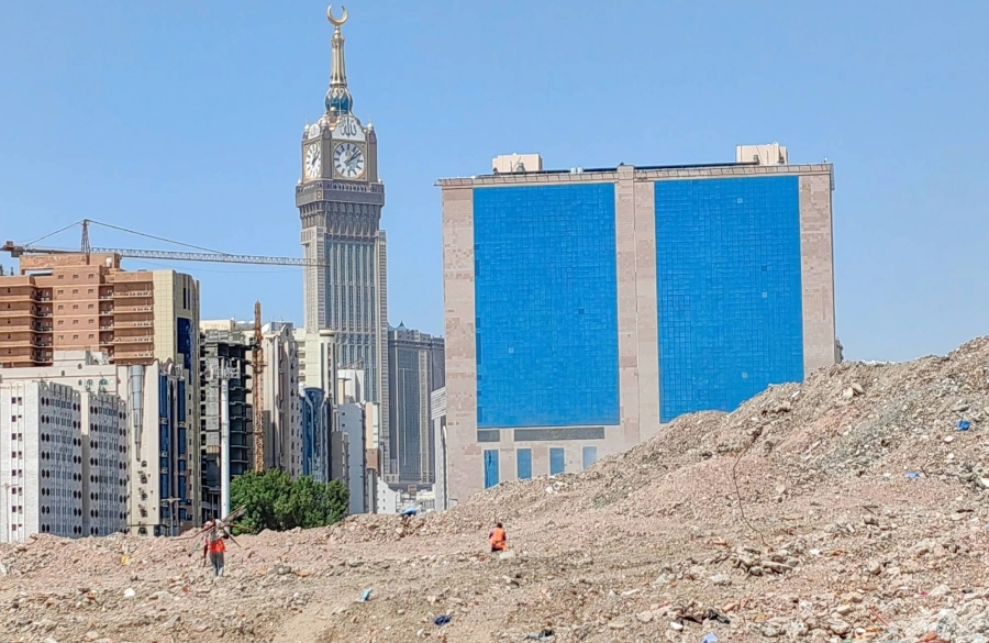 معدات وعمال يعملون على إزالة المخلفات من مكان «الهدد» في حي النكاسة بالعاصمة المقدسة، استعدادا لتجهيز الأرض والعمل عليها وتطويرها
