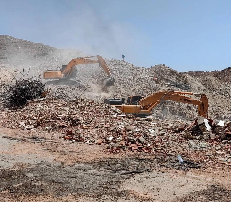 معدات وعمال يعملون على إزالة المخلفات من مكان «الهدد» في حي النكاسة بالعاصمة المقدسة، استعدادا لتجهيز الأرض والعمل عليها وتطويرها
