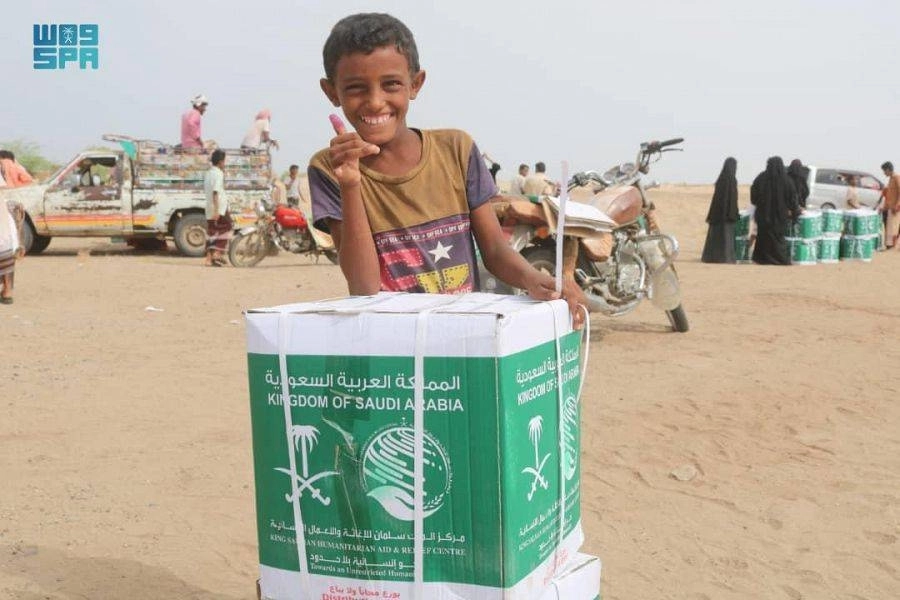 






السعادة على وجه طفل تسلم سلة غذائية         (واس)