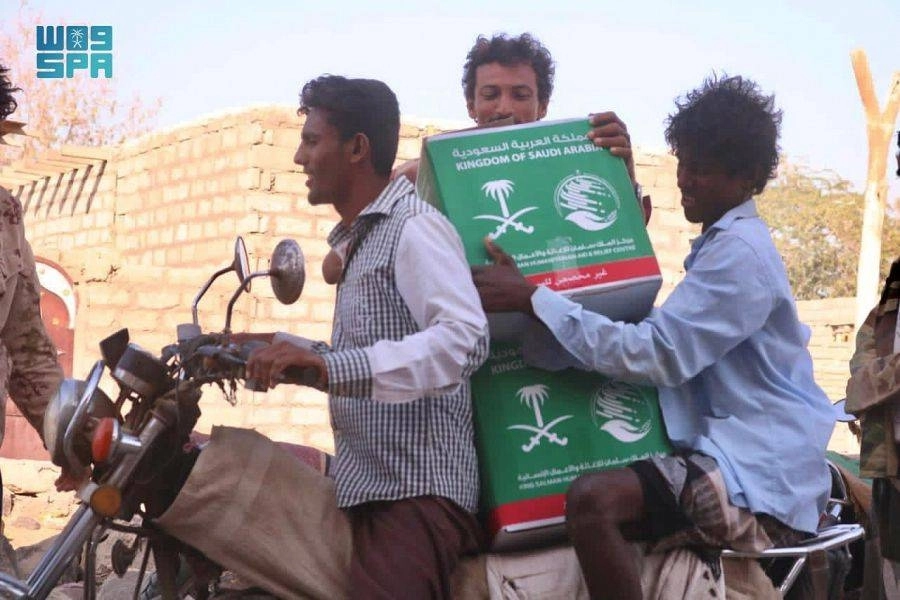 ثلاثة يتشاركون في حمل السلال