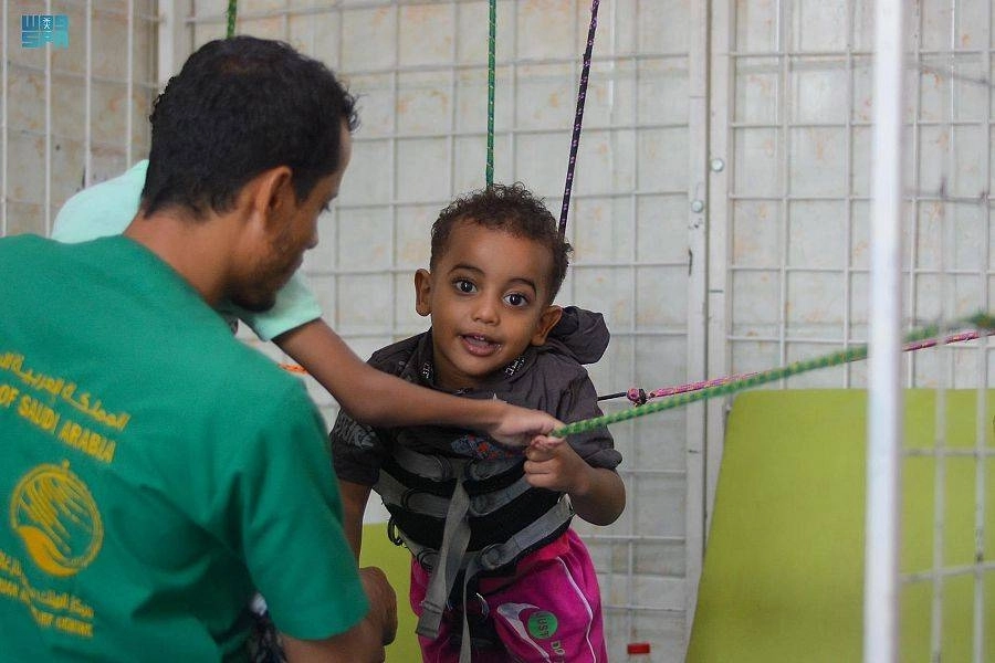 عملية علاج أحد الأطفال اليمنيين (واس)