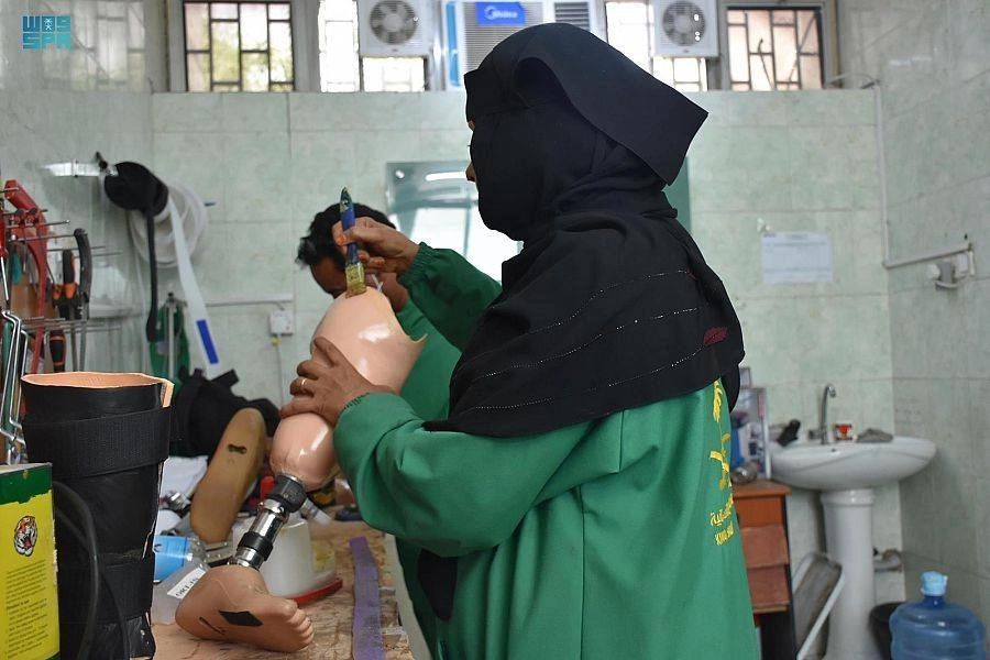 إحدى منسوبات مركز الملك سلمان للإغاثة