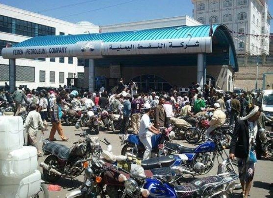 زحام كبير على إحدى محطات النفط باليمن