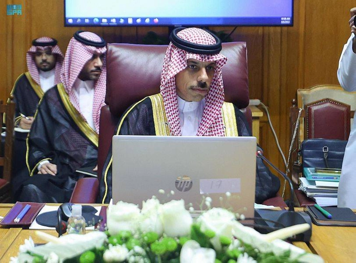 






فيصل بن فرحان لدى ترؤسه الاجتماع