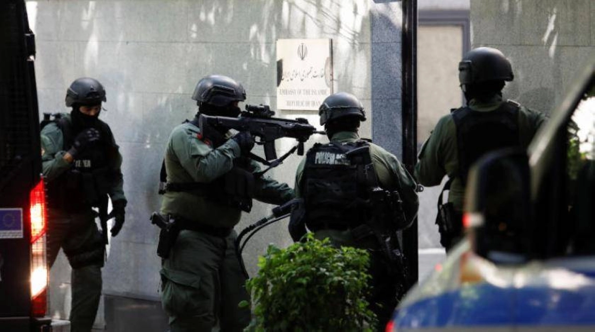 






قوات الشرطة الألبانية داخل السفارة                                                                                (مكة)