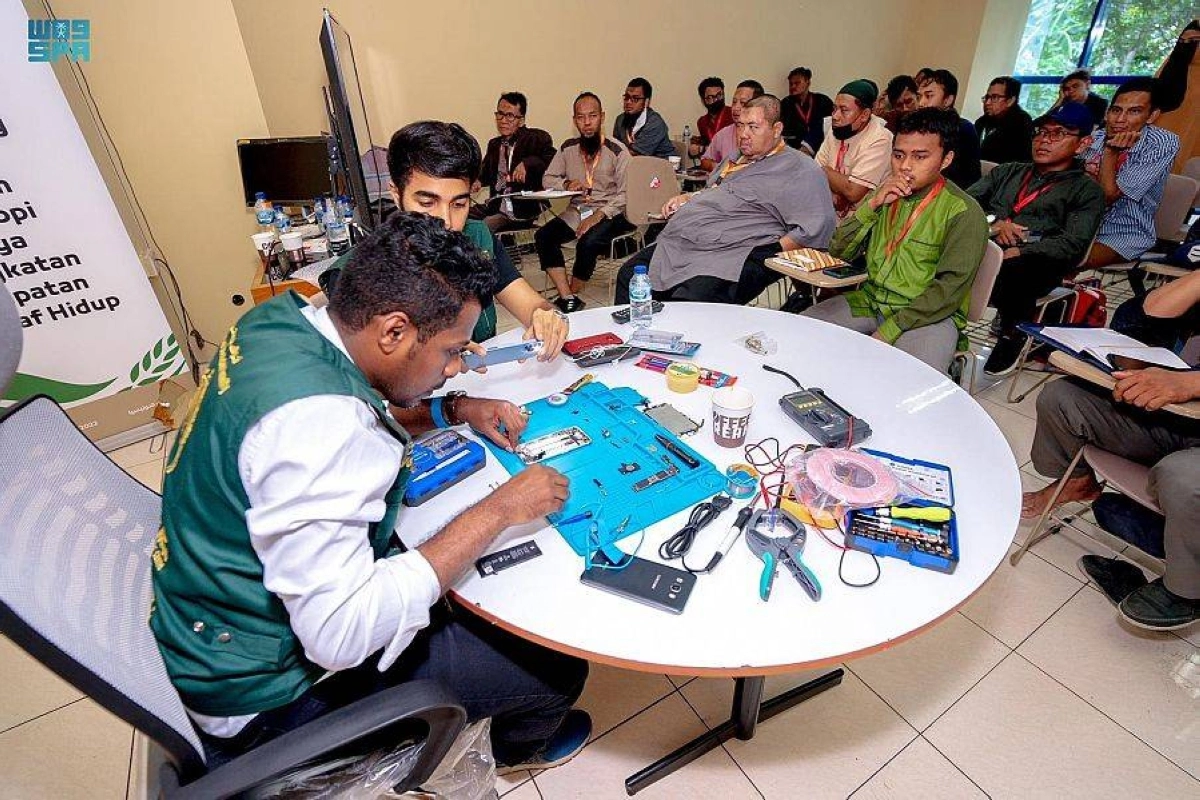 متطوع من المركز في ورشة عمل