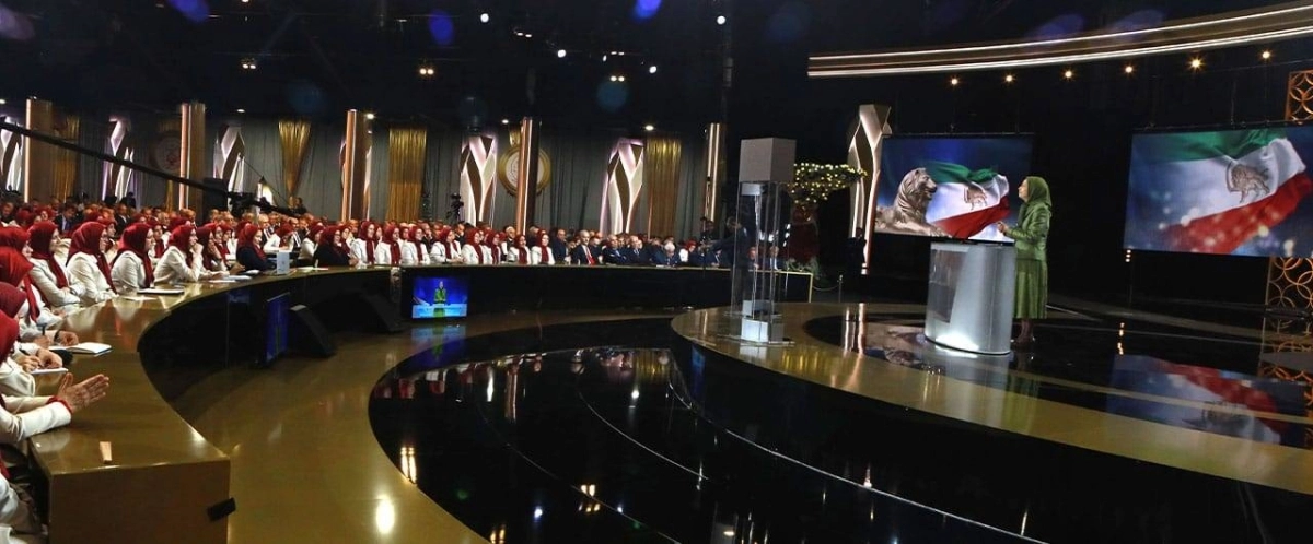 






مريم رجوي تتحدث أمام جمع كبير                                 (مكة)