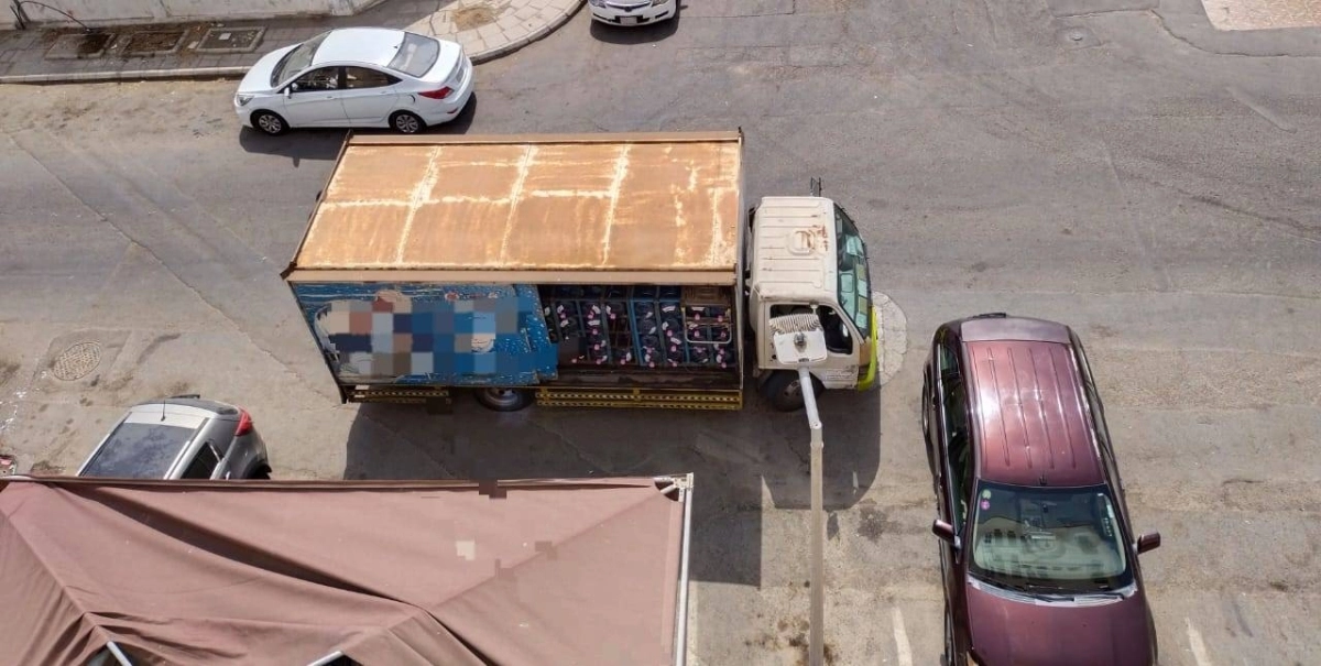 






إحدى مركبات نقل المياه للمنازل                                                                      (مكة)