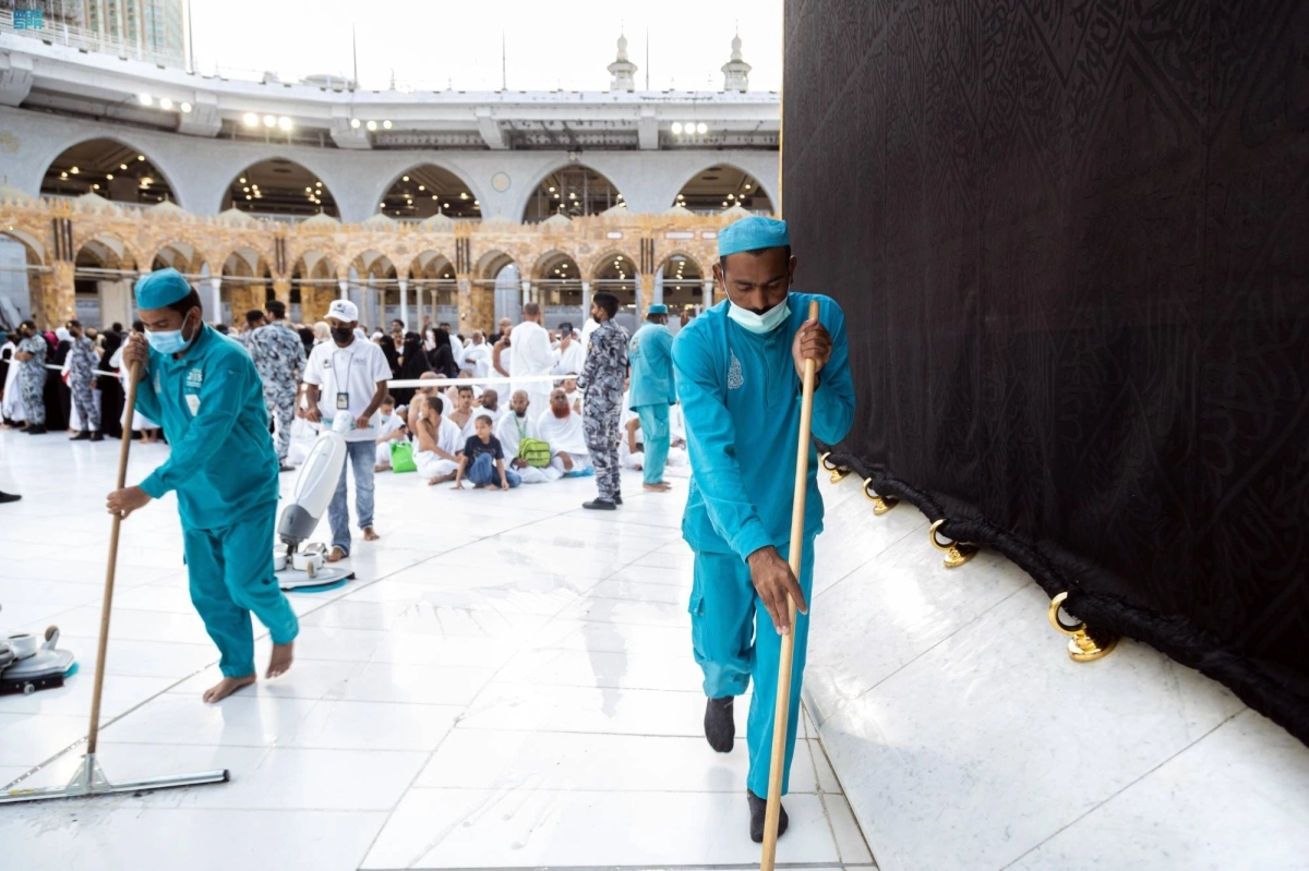 






من أعمال التطهير والتعقيم بالمسجد الحرام                            (مكة)