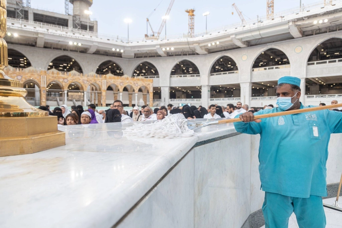 بمنظومة عمل ينفذها 4000 عامل وعاملة على مدار الساعة، تكثف الرئاسة العامة لشؤون المسجد الحرام والمسجد النبوي أعمال تعقيم وتطهير المسجد الحرام وسطحه وساحاته ومرافقه، وتهيئته للزوار والمصلين 10 مرات يوميا. 
