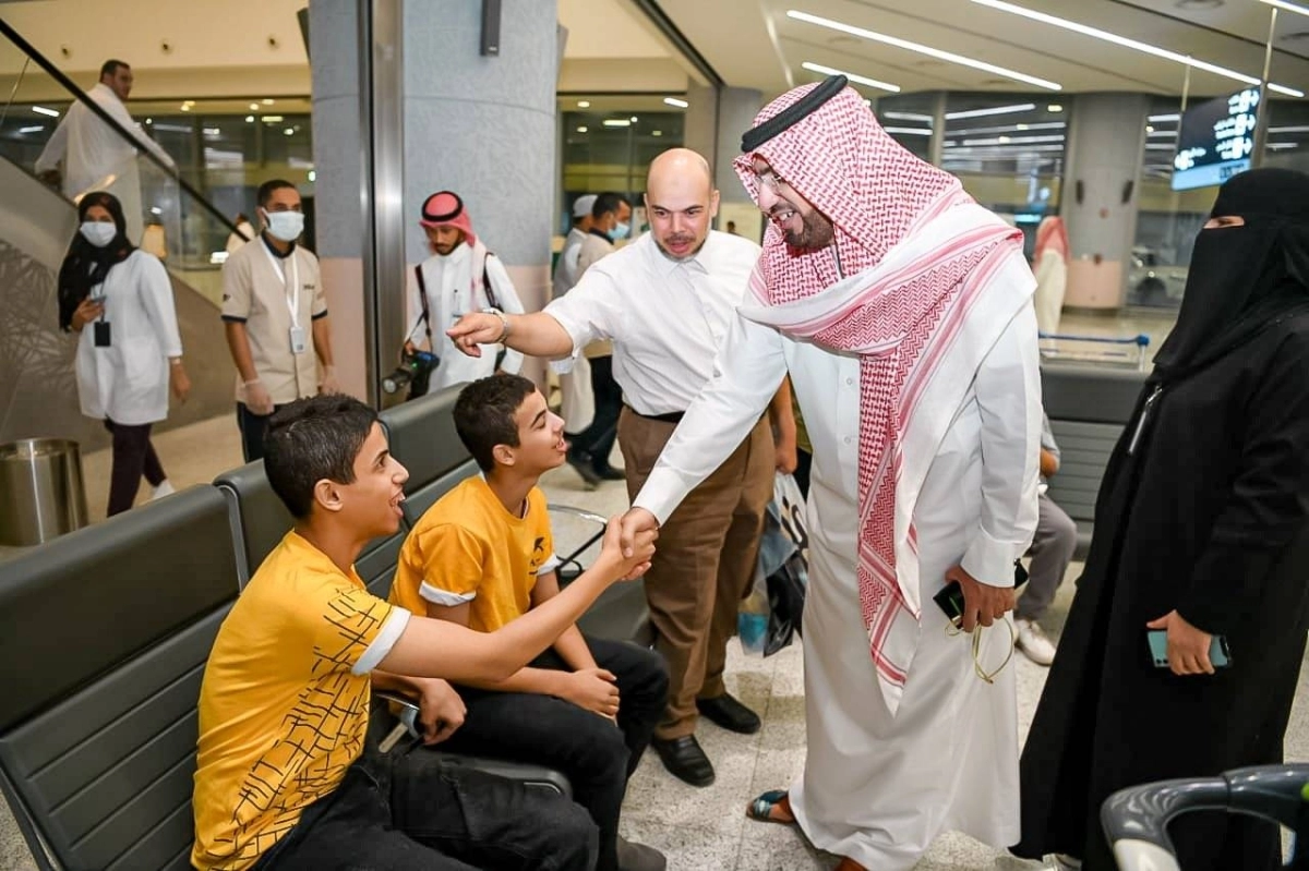 أحد مسؤولي الوزارة يصافح الطلاب (مكة)