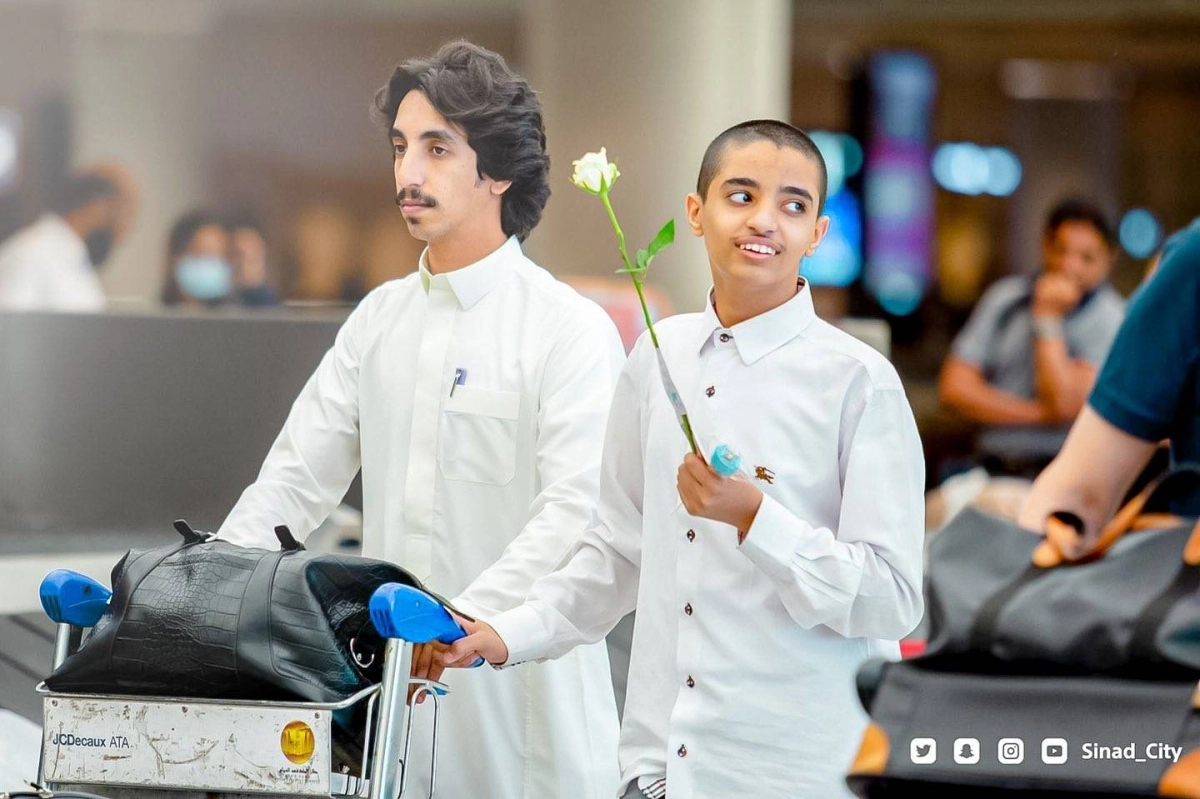 وصول الطلاب للمطار قبل توجههم لمدينة سناد (مكة)