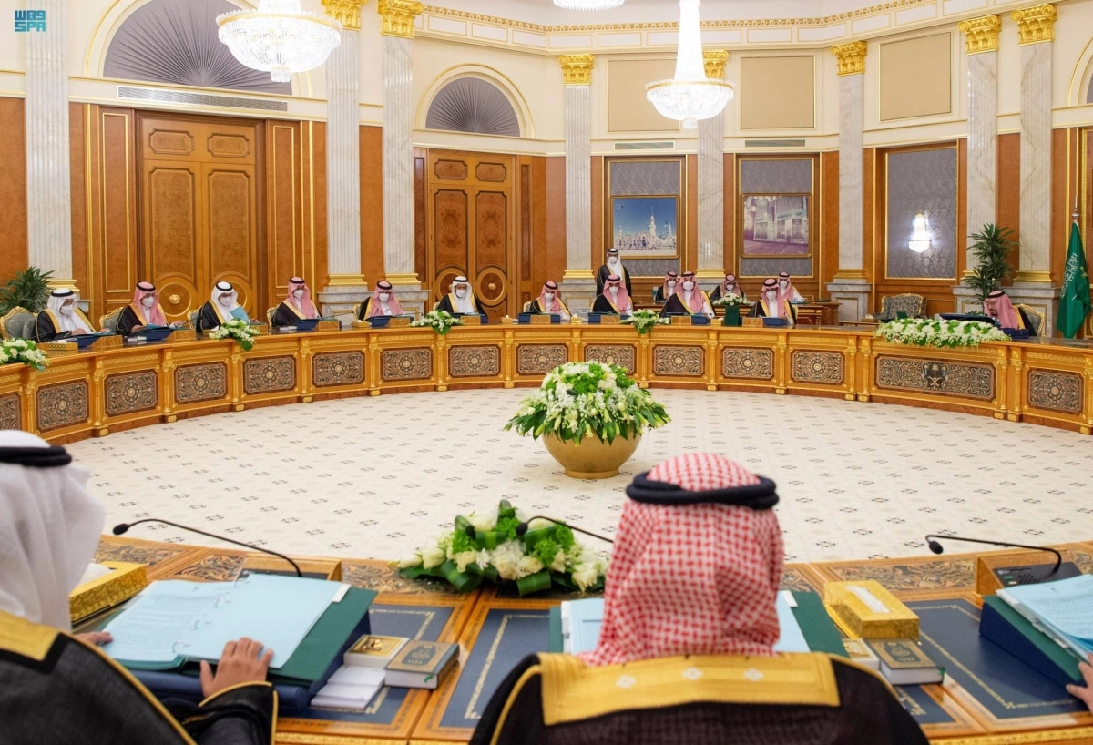 خادم الحرمين خلال ترؤسه جلسة مجلس الوزراء أمس                                                                                                                                                       (واس)