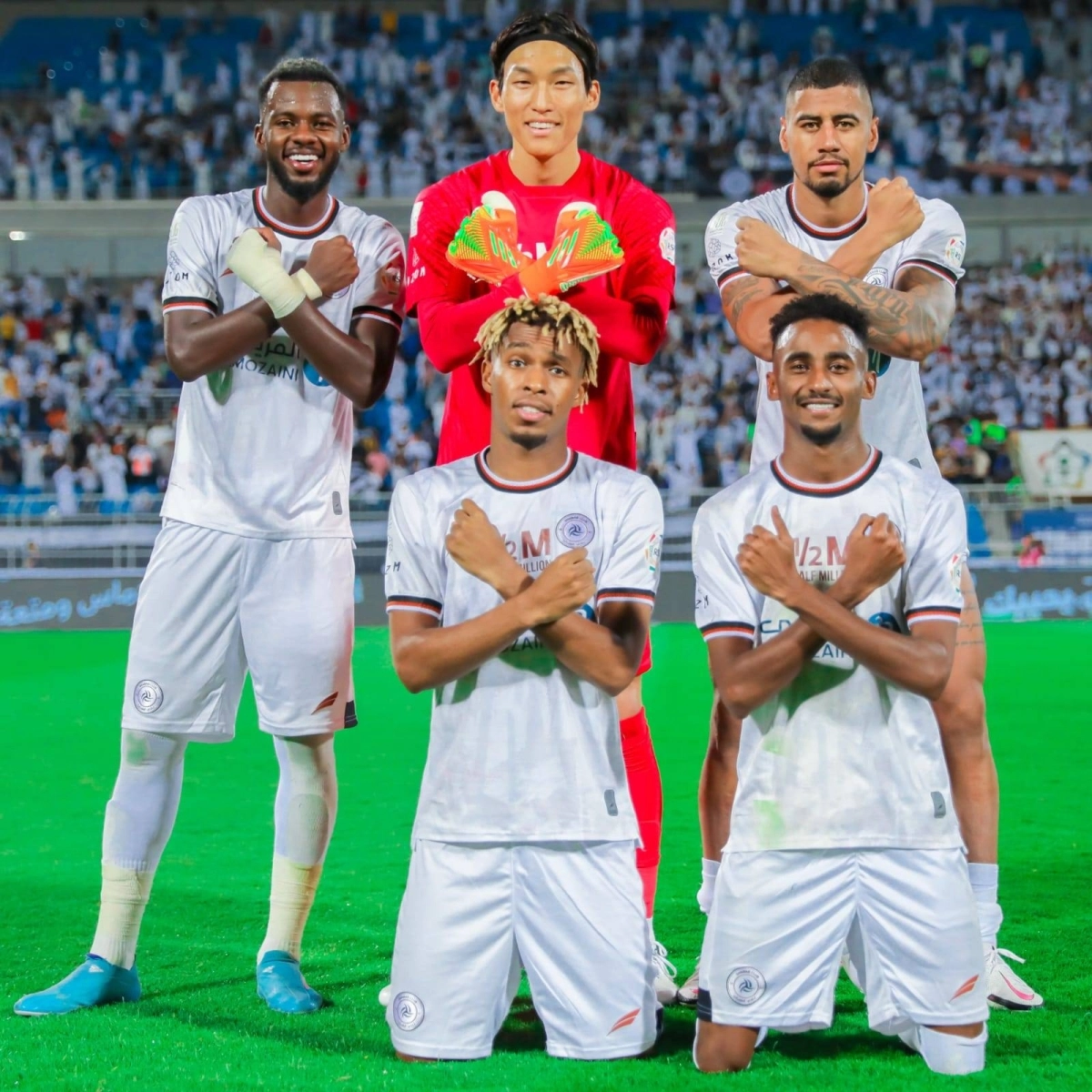 






دفاع الشباب وحارسه يحتفلون بالفوز