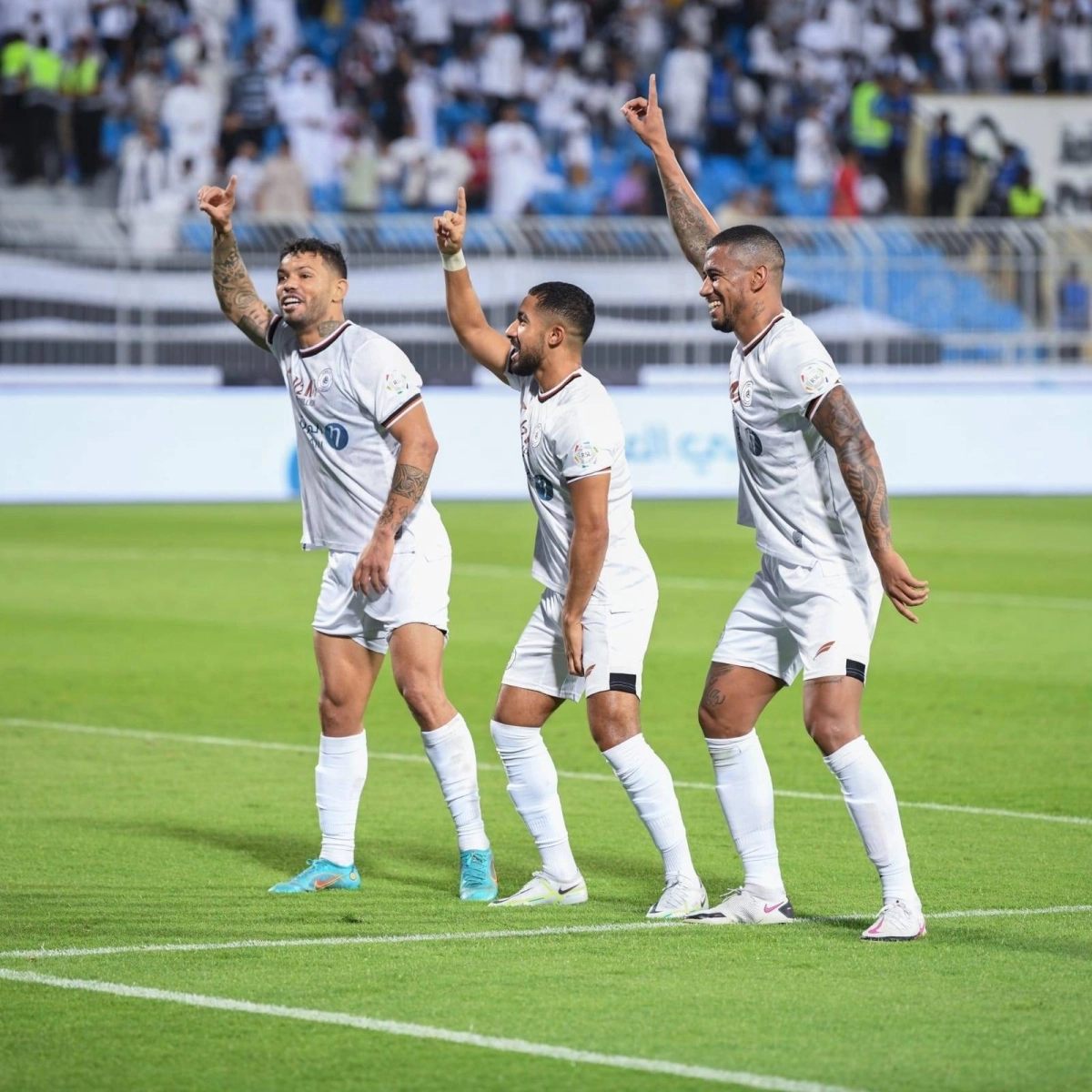 






لاعبو الشباب يحتفلون بهدف هتان