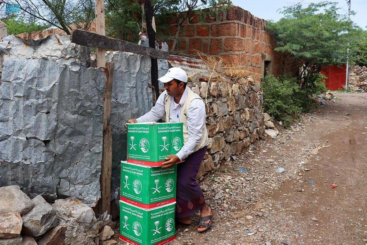 






متطوع يحمل سلالا إلى منزل أحد النازحين                   (واس)