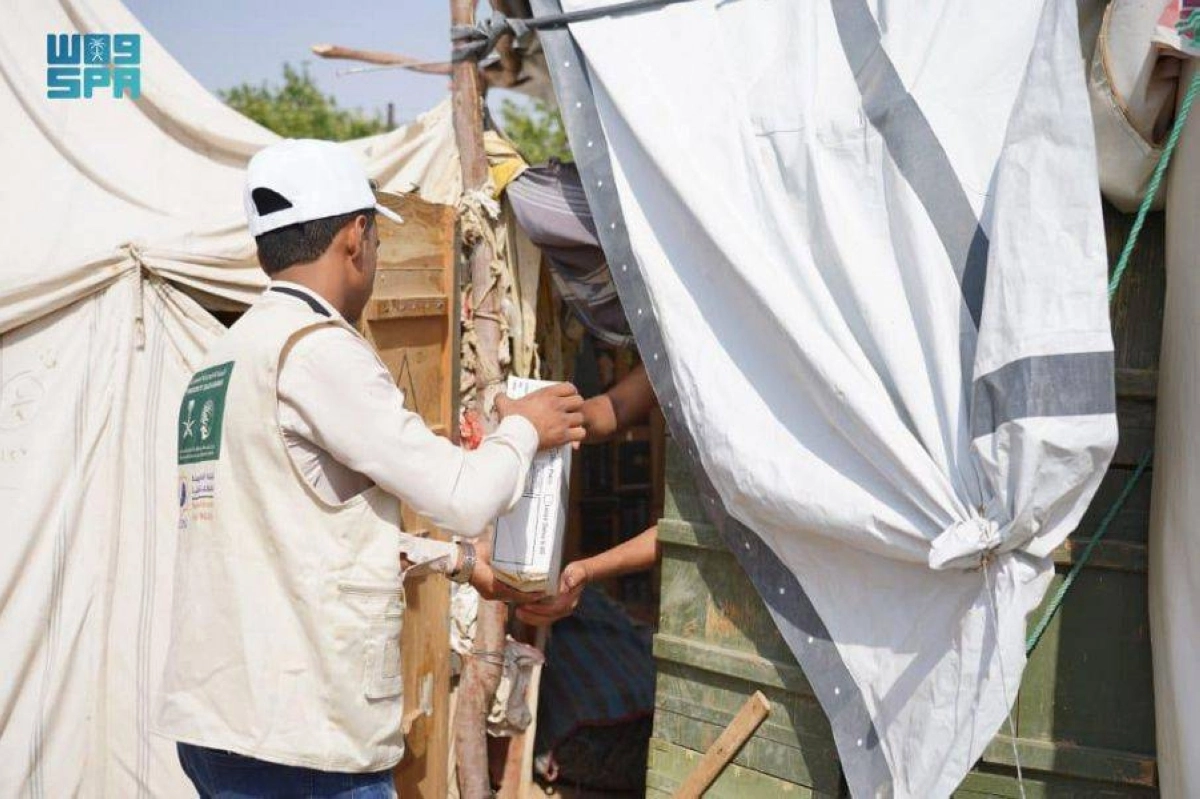 تسليم كرتون تمر إلى إحدى الأسر بشبوة (واس)