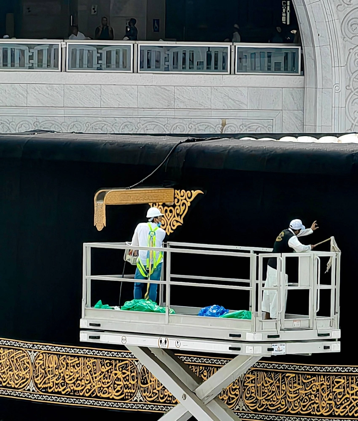 






من أعمال صيانة كسوة الكعبة المشرفة        (أنس الحارثي)