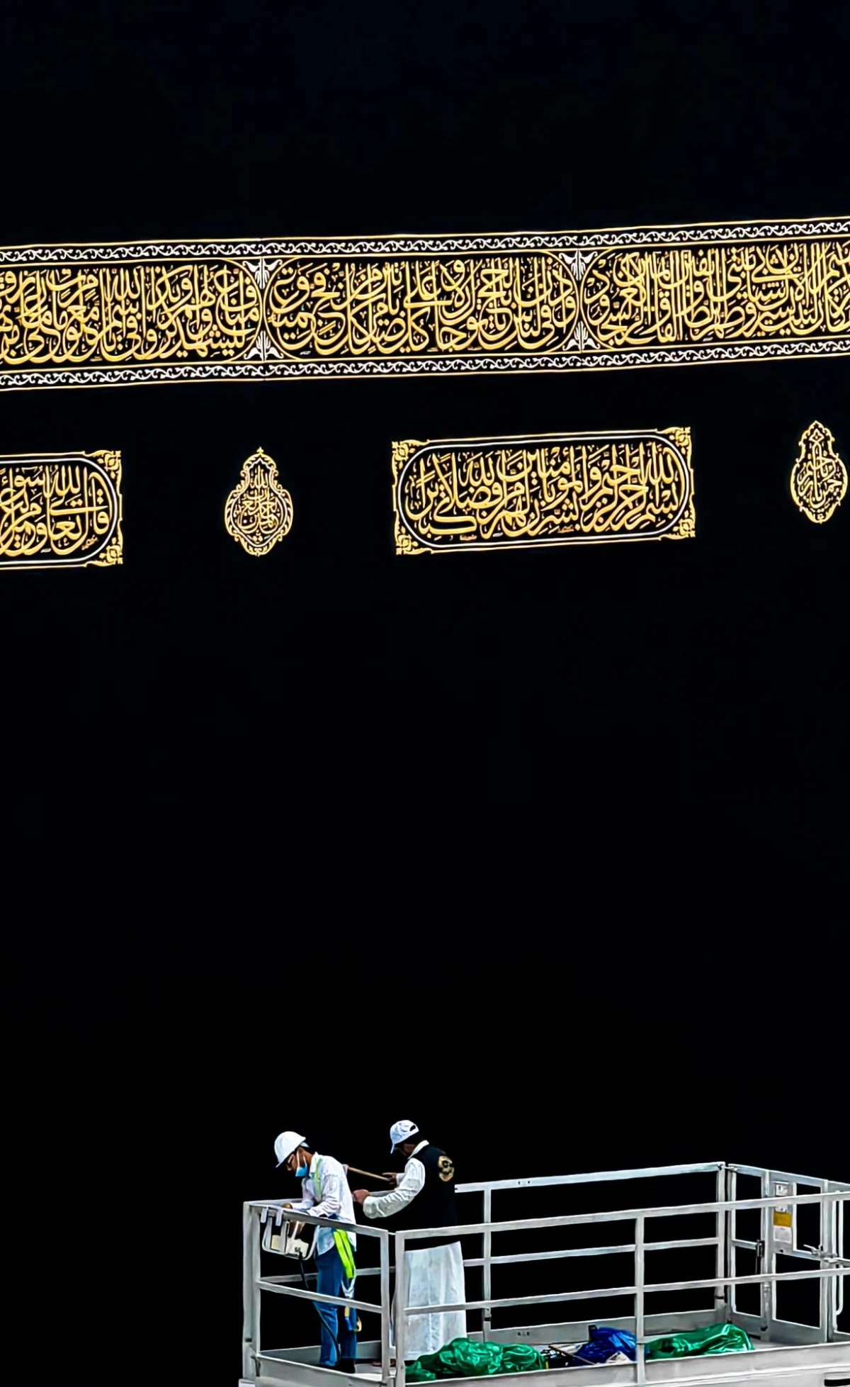 من أعمال صيانة كسوة الكعبة المشرفة (أنس الحارثي) 