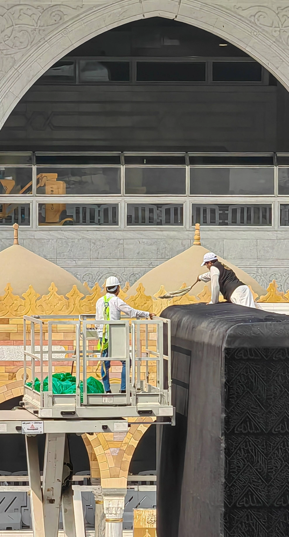 من أعمال صيانة كسوة الكعبة المشرفة (أنس الحارثي) 