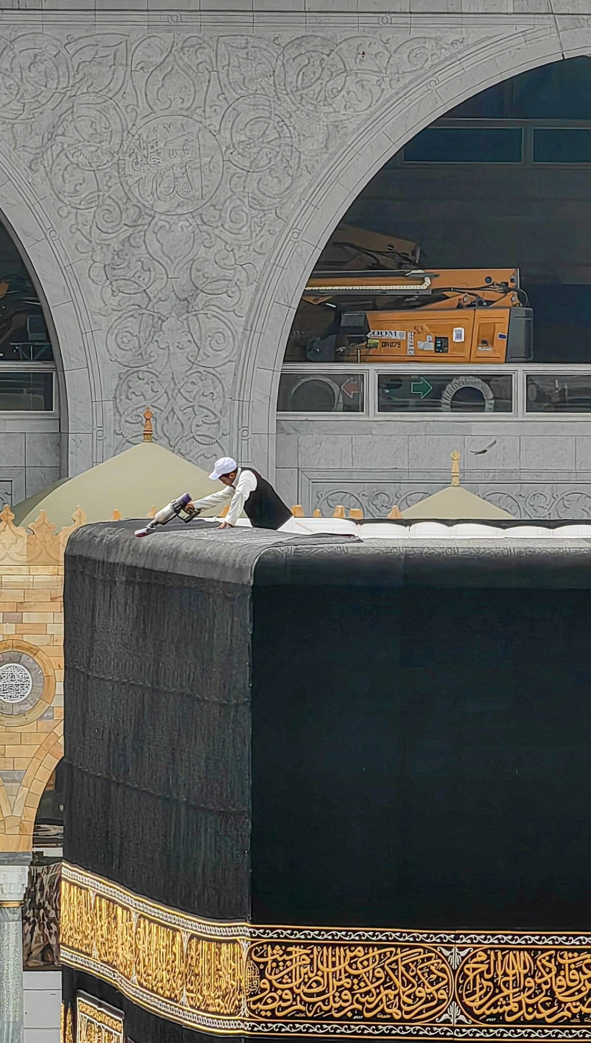 من أعمال صيانة كسوة الكعبة المشرفة (أنس الحارثي) 