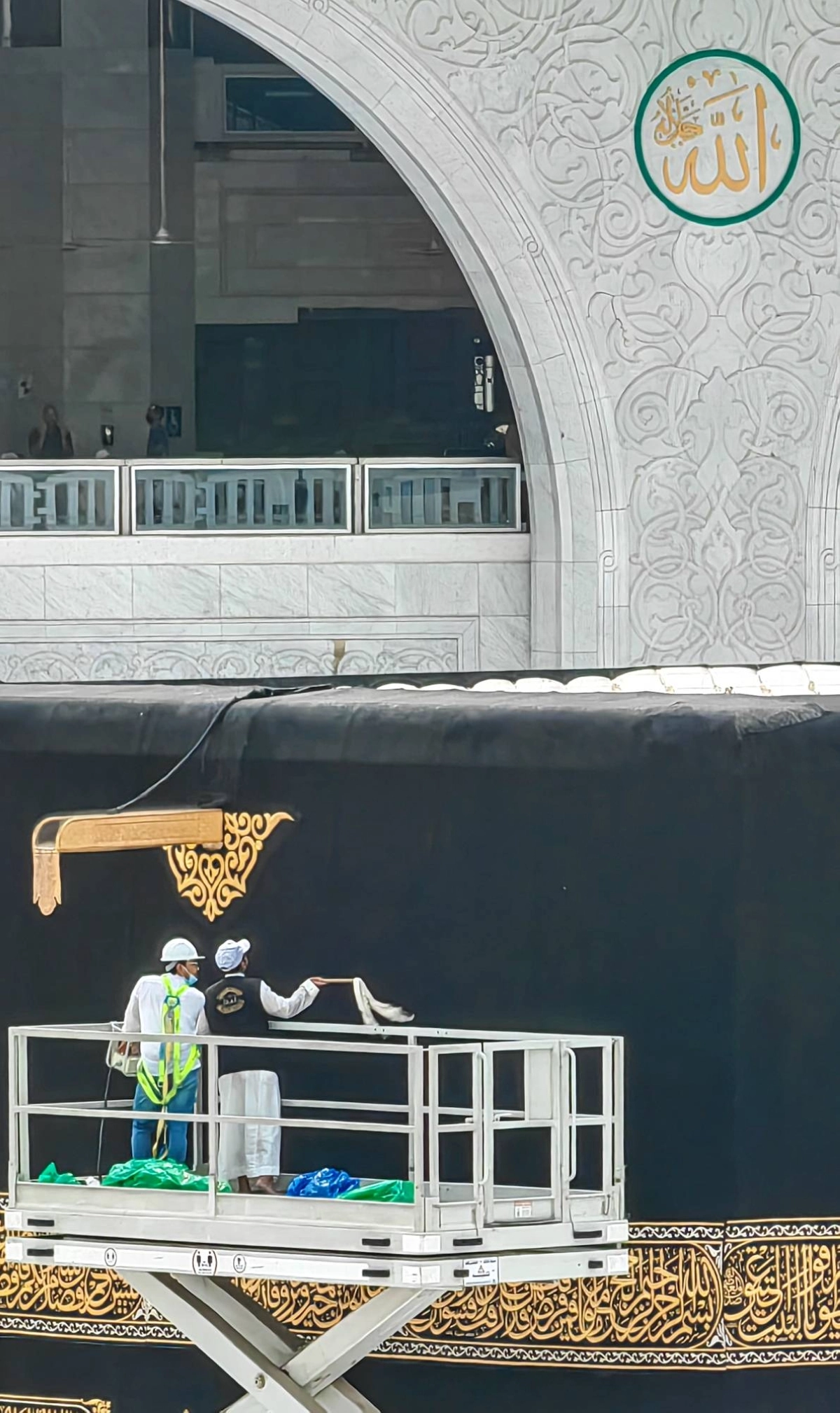 من أعمال صيانة كسوة الكعبة المشرفة (أنس الحارثي) 