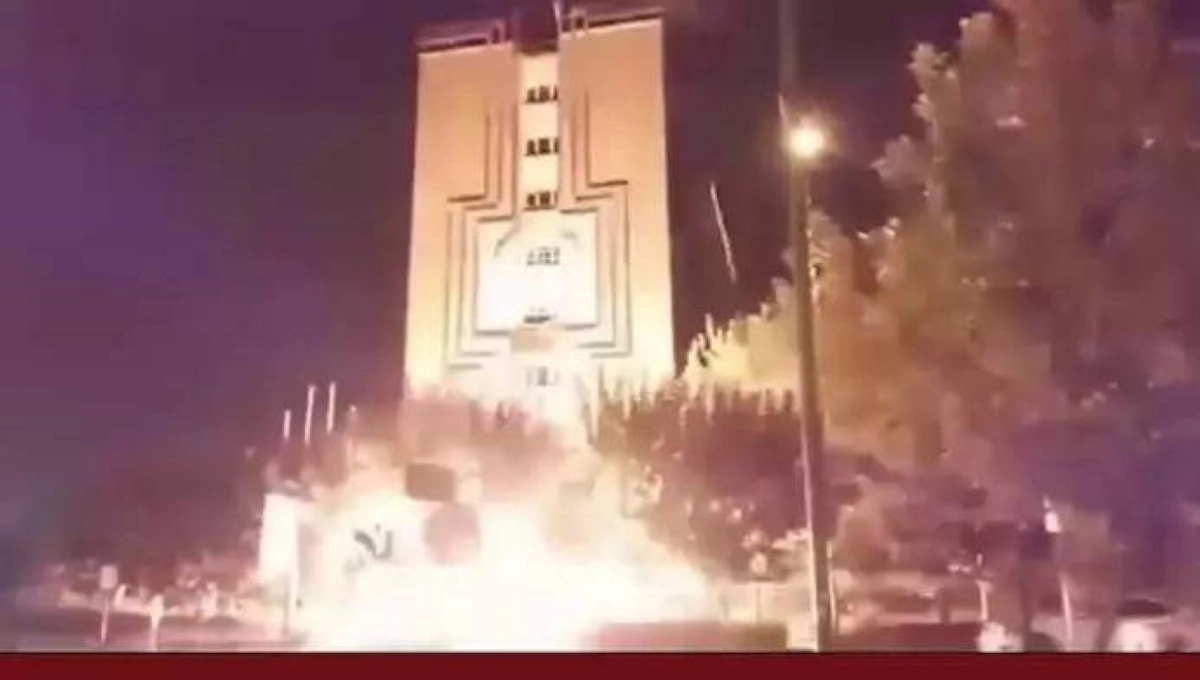 






حريق في وزارة الاتصالات الإيرانية